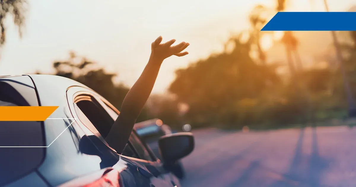 CPP_Blog-Fev26_Feriados_3_carro_na_estrada_mao_comemorando_a_viagem.webp