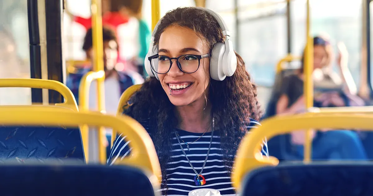 CPP_Blog-Jan25_VT_5_jovem-mulher_sentada_no_onibus.webp